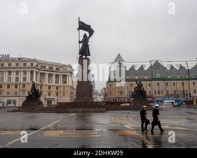 Platz der Kämpfer für die Sowjetmacht im Fernen Osten. Wladivostok ist eine wichtige pazifische Hafenstadt in Russland mit Blick auf die Golden Horn Bay. Stockfoto