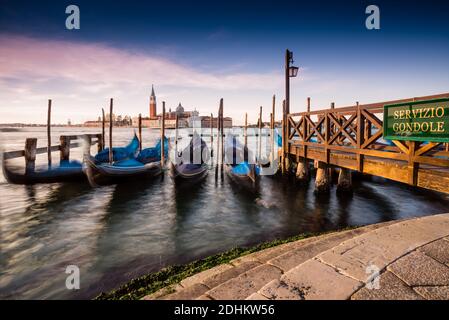 Blick auf die Kirche San Giorgio Maggiore auf der Insel San Giorgio Maggiore mit Gondeln, Venedig, Italien Stockfoto