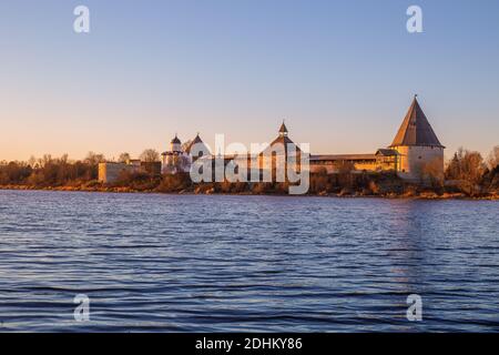 Alte Festung in Staraya Ladoga am Ufer des Flusses Wolchov, Russland Stockfoto