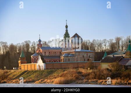 Nikolski Kloster am Ufer des Flusses Wolchow in Staraja Ladoga, Russland Stockfoto