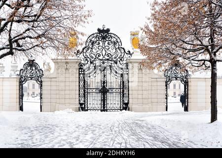 Eingangstor von der Seite zum Schloss Belvedere in Wien bei schneebedecktem Wetter im Winter. Wahrzeichen der österreichischen Hauptstadt. Stockfoto