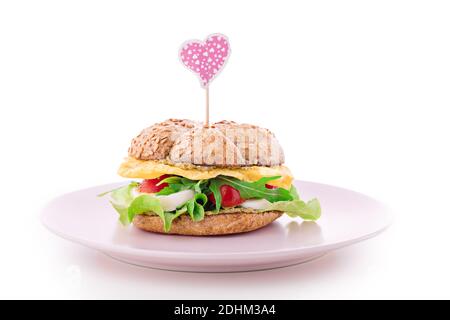 Burger auf Teller isoliert auf weiß Stockfoto