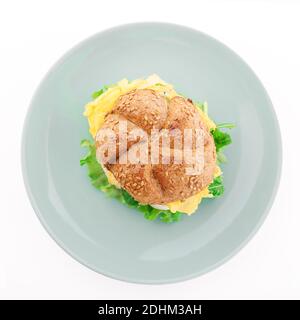 Burger auf Teller isoliert auf weiß Stockfoto