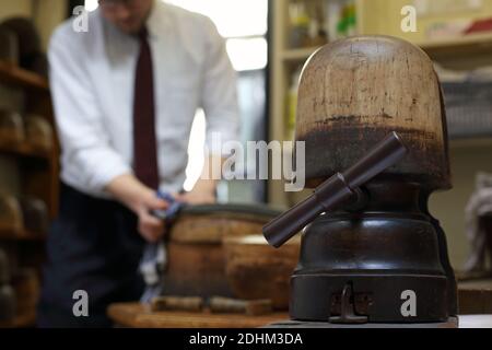 Lock & Co Hatters, Hutrecher, um seine ursprüngliche Form wiederherzustellen. Stockfoto