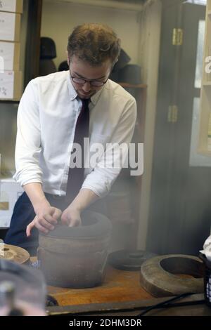 Lock & Co Hatters , Hutmacher, der Hutrecher, der den Hut dampft, um seine ursprüngliche Form wiederherzustellen. Stockfoto