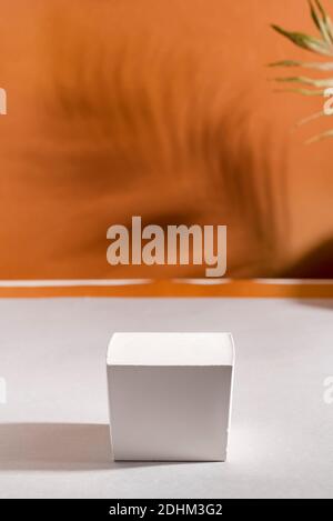 Minimale abstrakte geometrische Podium-Szene auf Papier Duoton braun grau Hintergrund Stockfoto