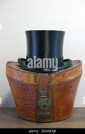 Hut auf antiker Ledertasche im Vintage-Stil Stockfoto