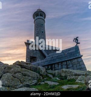 Blick auf den Leuchtturm Punta Nariga bei Sonnenuntergang Stockfoto