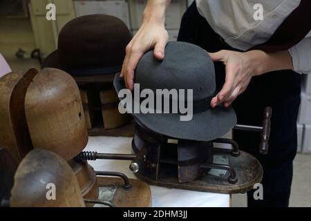 Lock & Co Hatters Hatstrecher, um seine ursprüngliche Form wiederherzustellen. Stockfoto