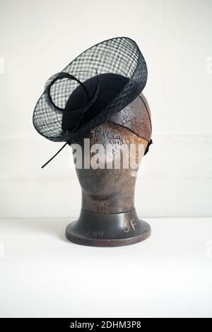 Lock & Co Hatters / Hutmacher / Sylvia Fletcher Chefmühle bei Lock . Stockfoto