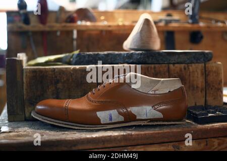 John Lobb stellt maßgeschneiderte Stiefel und Schuhe her. Braune Lederschuhe Stockfoto