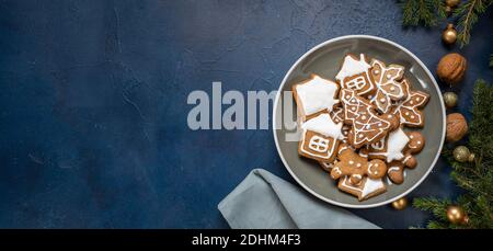 Ein Teller mit Weihnachts-Lebkuchen auf dunkelblauem Hintergrund Stockfoto