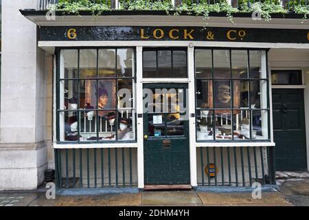 Lock & Co Hatters ist der älteste Hutmacher der Welt in St. James, London, Großbritannien. Stockfoto