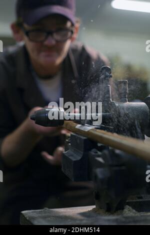 James Smith & Sons machen traditionellen Regenschirm in ihrer Werkstatt, in London, England, Großbritannien. Stockfoto