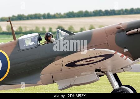 Spitfire Nahaufnahme mit Pilot und Flügel Stockfoto