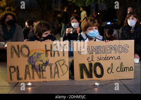 Madrid, Spanien. Dezember 2020. Zwei kleine Jungen mit Plakaten gegen den Klimawandel während eines Protestes vor dem spanischen Parlament, das zum Handeln aufruft, seit es fünf Jahre nach dem Pariser Klimaabkommen ist und die globale Temperatur steigt. Quelle: Marcos del Mazo/Alamy Live News Stockfoto