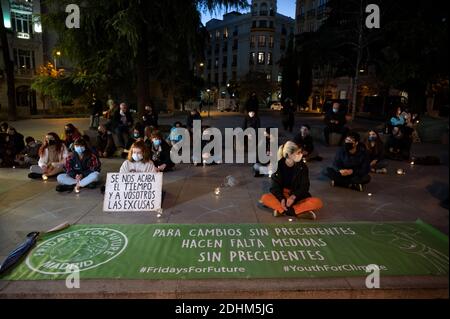 Madrid, Spanien. Dezember 2020. Klimaaktivisten mit Plakaten und Kerzen während eines Protestes vor dem spanischen Parlament, das zum Handeln aufruft, seit es fünf Jahre nach dem Pariser Klimaabkommen ist und die globale Temperatur steigt. Quelle: Marcos del Mazo/Alamy Live News Stockfoto