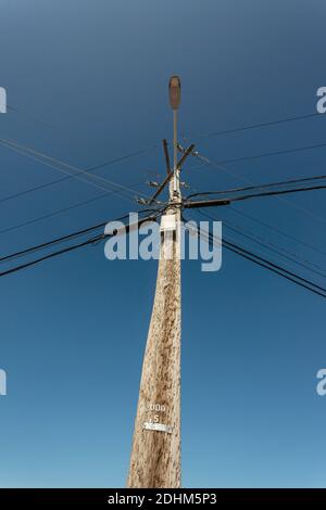 Holzmast gegen blauen Himmel, Pond Inlet, Nunavut, Kanada Stockfoto