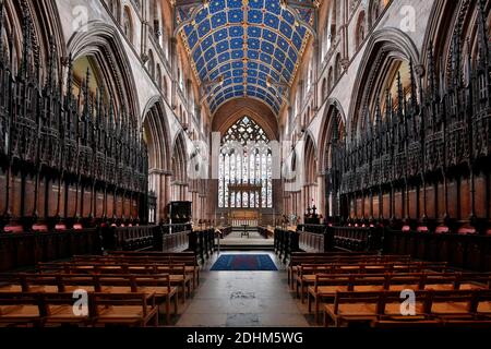 Hauptschiff (Hochaltar und Ostfenster im Hintergrund), Kathedrale von Carlisle (die Kathedrale der Heiligen und ungeteilten Dreifaltigkeit), Carlisle, Cumbria Stockfoto