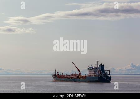 Ein kleines Frachtschiff, das in Pond Inlet, Kanada, verankert ist Stockfoto