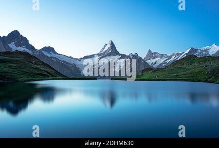 Blick auf den Sonnenaufgang auf die Berner Bergkette über dem Bachalpsee. Beliebte Touristenattraktion. Lage Ort Schweiz alpen, Grindelwald Tal, Europa Stockfoto