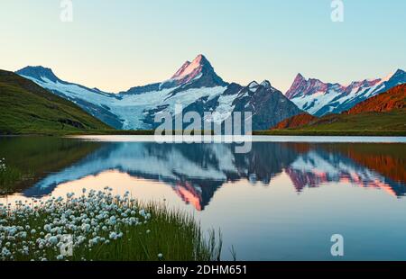 Blick auf den Sonnenaufgang auf die Berner Bergkette über dem Bachalpsee. Beliebte Touristenattraktion. Lage Ort Schweiz alpen, Grindelwald Tal, Europa Stockfoto