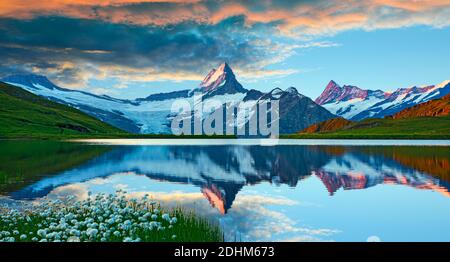 Blick auf den Sonnenaufgang auf die Berner Bergkette über dem Bachalpsee. Beliebte Touristenattraktion. Lage Ort Schweiz alpen, Grindelwald Tal, Europa Stockfoto