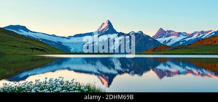 Blick auf den Sonnenaufgang auf die Berner Bergkette über dem Bachalpsee. Beliebte Touristenattraktion. Lage Ort Schweiz alpen, Grindelwald Tal, Europa Stockfoto