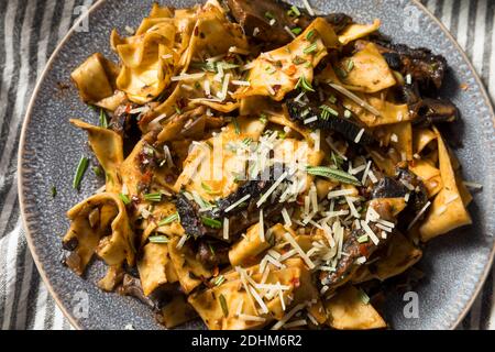 Hausgemachte Pilzpappardelle Pasta mit Rosmarin und Käse Stockfoto