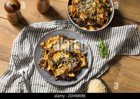 Hausgemachte Pilzpappardelle Pasta mit Rosmarin und Käse Stockfoto