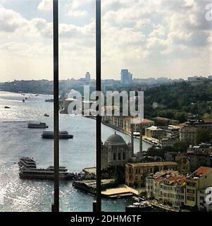 Blick auf den Bosporus über die zweite Brücke. Blick aus der Vogelperspektive auf die Moschee von Ortakoy und die Küste von Besiktas. Stockfoto