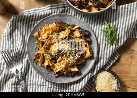 Hausgemachte Pilzpappardelle Pasta mit Rosmarin und Käse Stockfoto