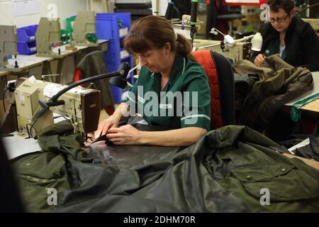 Vereinigtes Königreich /South Shields/ Best of British/ Barbour/ Hersteller von Jacken Und andere Lifestyle-Kleidung / die Maschinistin vervollständigt ihr Stück Und übergibt ich Stockfoto