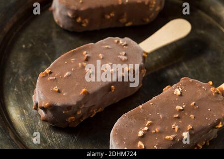 Eisdielen mit gefrorener Schokolade und Nüssen Stockfoto