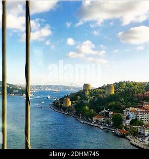 Blick auf den Bosporus über die zweite Brücke. Blick aus der Vogelperspektive auf die Moschee von Ortakoy und die Küste von Besiktas. Stockfoto