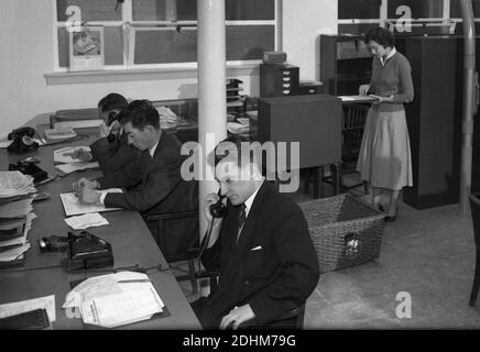 Express & Star Zeitungsbüro Werbevertreter in Queen Street Wolverhampton West Midlands 1957 Stockfoto