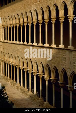 Spanien, Katalonien, Barcelona. Königliches Kloster der Heiligen Maria von Pedralbes, gegründet von Königin Elisenda von Montcada im Jahr 1327. Der Kreuzgang hat drei Etagen. Es wird von breiten Bögen auf Säulen gebildet. Die Kapitelle sind mit Blättern und dem Wappen des Königs von Aragon und der Familie Montcada geschmückt. Stockfoto