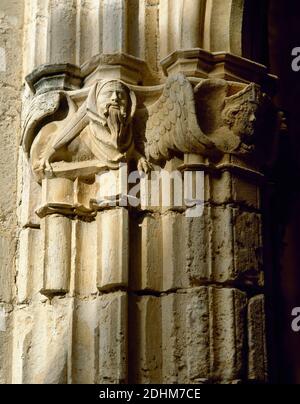 Spanien, Katalonien, Provinz Tarragona, Aiguamúrcia. Kloster Santes Creus. Ehemaliges Zisterzienserkloster. Gotischer Kreuzgang, entworfen von Reynard von Fonoll, dessen Arbeit von seinem Schüler Guillem de Seguer fortgesetzt wurde. Architektonisches Detail einer verzierten Hauptstadt mit Tier- und Menschenfiguren. Stockfoto