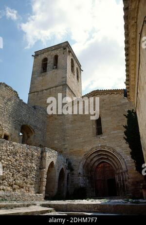 Spanien, Katalonien, Provinz Lleida, Urgell, Guimerà. Die Pfarrkirche St. Maria. Es wurde im 14. Jahrhundert gebaut, mit verschiedenen Änderungen im Laufe der Jahrhunderte gemacht. Stockfoto