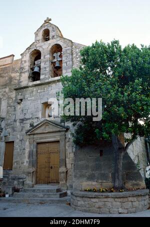 Spanien, Katalonien, Provinz Lleida, Urgell, Llorenç de Rocafort. Kirche von Saint Abdon und Saint Sennen. Tempel mit gotischen und Renaissance-Stil Elemente 16-17. Jahrhundert. Fassade. Stockfoto