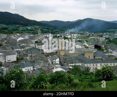 Spanien, Galicien. La Mariña Zentralregion, Mondoñedo. Panoramablick auf die Stadt mit dem Bau der Kathedrale, deren Bau begann im Jahr 1219 von Bischof San Martin. Stockfoto