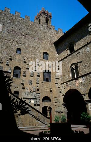 Italien, Toskana, Florenz. Palazzo del Bargello. Es beherbergt das Bargello Museum. Mittelalterliches Gebäude. Der Bau ist im Jahr 1255 datiert. Im 14. Und 15. Jahrhundert fand eine Reihe von Änderungen und Ergänzungen statt. Innenhof. Stockfoto