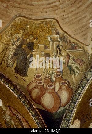 Türkei, Istanbul. Kirche des Heiligen Erlösers in Chora. Byzantinischer Stil. Äußere narthex Mosaik, 14. Jahrhundert. Das Weinwunder von Kana. Als der Wein bei der Hochzeit fertig war, sagte Christus den Dienern, die Amphoren mit Wasser zu füllen, das später zu Wein wurde. Stockfoto