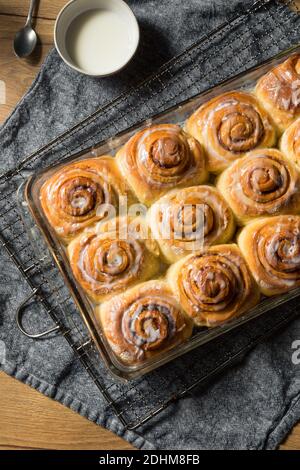 Süße hausgemachte Zimtbrötchen mit Frosting auf der Oberseite Stockfoto