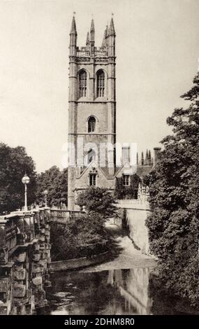 Eine historische Ansicht von Magdalen Tower und dem Fluss Cherwell von Magdalen Bridge, Oxford, Oxfordshire, England, UK, aus einer Postkarte c. 1915. Stockfoto