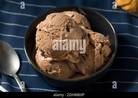 Hausgemachte Schokolade Erdnussbutter Eis in einer Schüssel Stockfoto