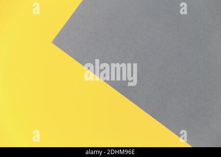 Farbe des 2021 Jahre 17-5104 Ultimate Grey und 13-0647 leuchtend. Abstrakter gelber und grauer leerer geometrischer Hintergrund in 2021 Farbtrends. Stockfoto