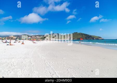 ARRAIAL DO CABO, RIO DE JANEIRO, BRASILIEN - 26. DEZEMBER 2019: Panoramablick auf den Strand Praia Grande. Weißer Sand, klares und transparentes Wasser des Meeres. Som Stockfoto