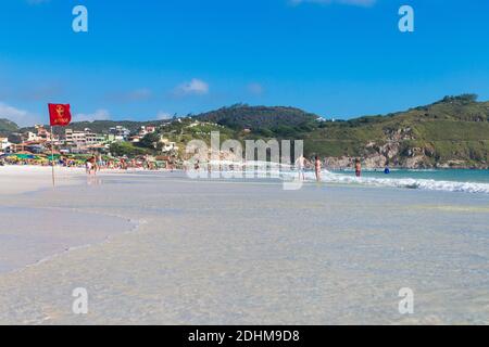 ARRAIAL DO CABO, RIO DE JANEIRO, BRASILIEN - 26. DEZEMBER 2019: Panoramablick auf den Strand Praia Grande. Weißer Sand, klares und transparentes Wasser des Meeres. Som Stockfoto