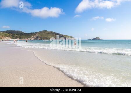 ARRAIAL DO CABO, RIO DE JANEIRO, BRASILIEN - 26. DEZEMBER 2019: Panoramablick auf den Strand Praia Grande. Weißer Sand, klares und transparentes Wasser des Meeres. Som Stockfoto